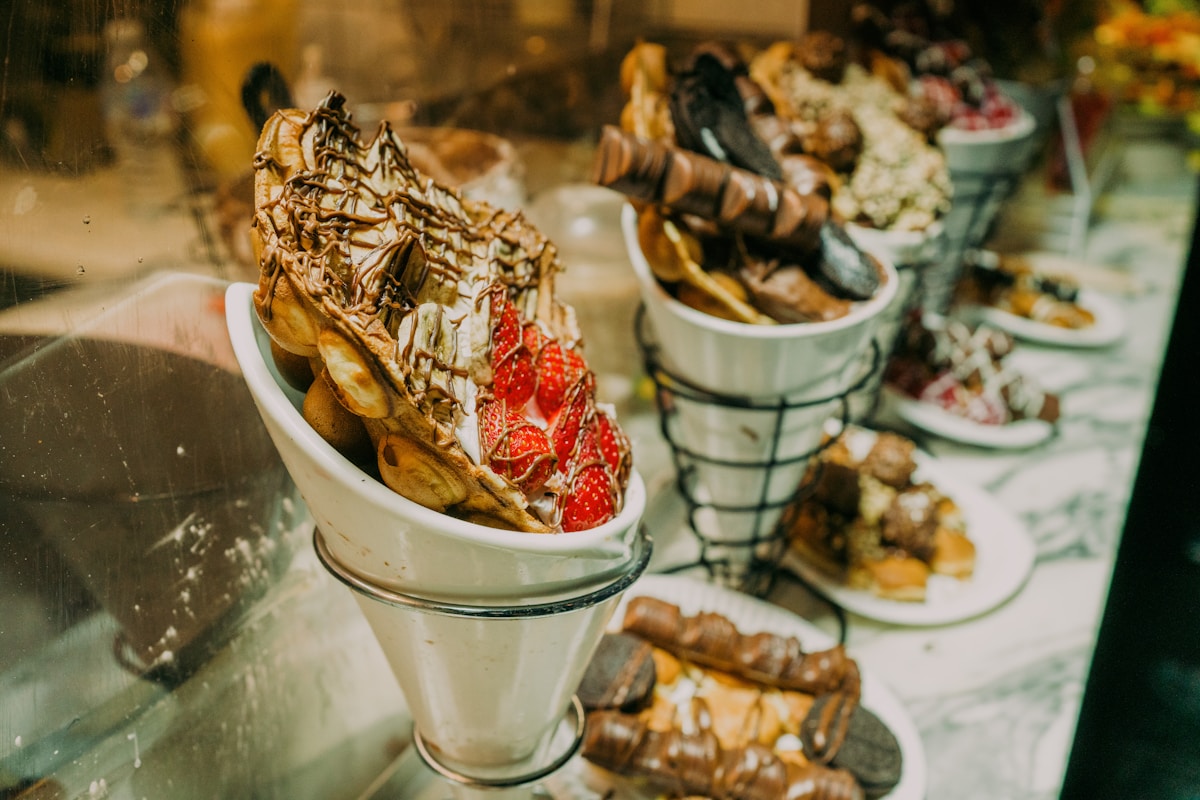 Parçacıklı bubble waffle sunumu