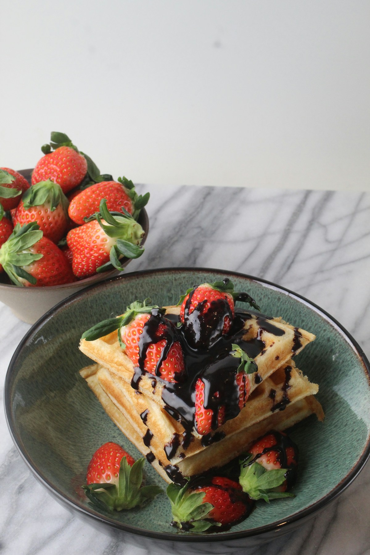 Çilekli ve çikolatalı waffle